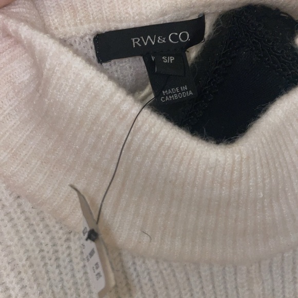RW&Co Long-Sleeve Mock-Neck Sweater With Buttons At Shoulder - Picture 8 of 10